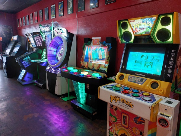 A picture of  console type electronic games in the arcade.